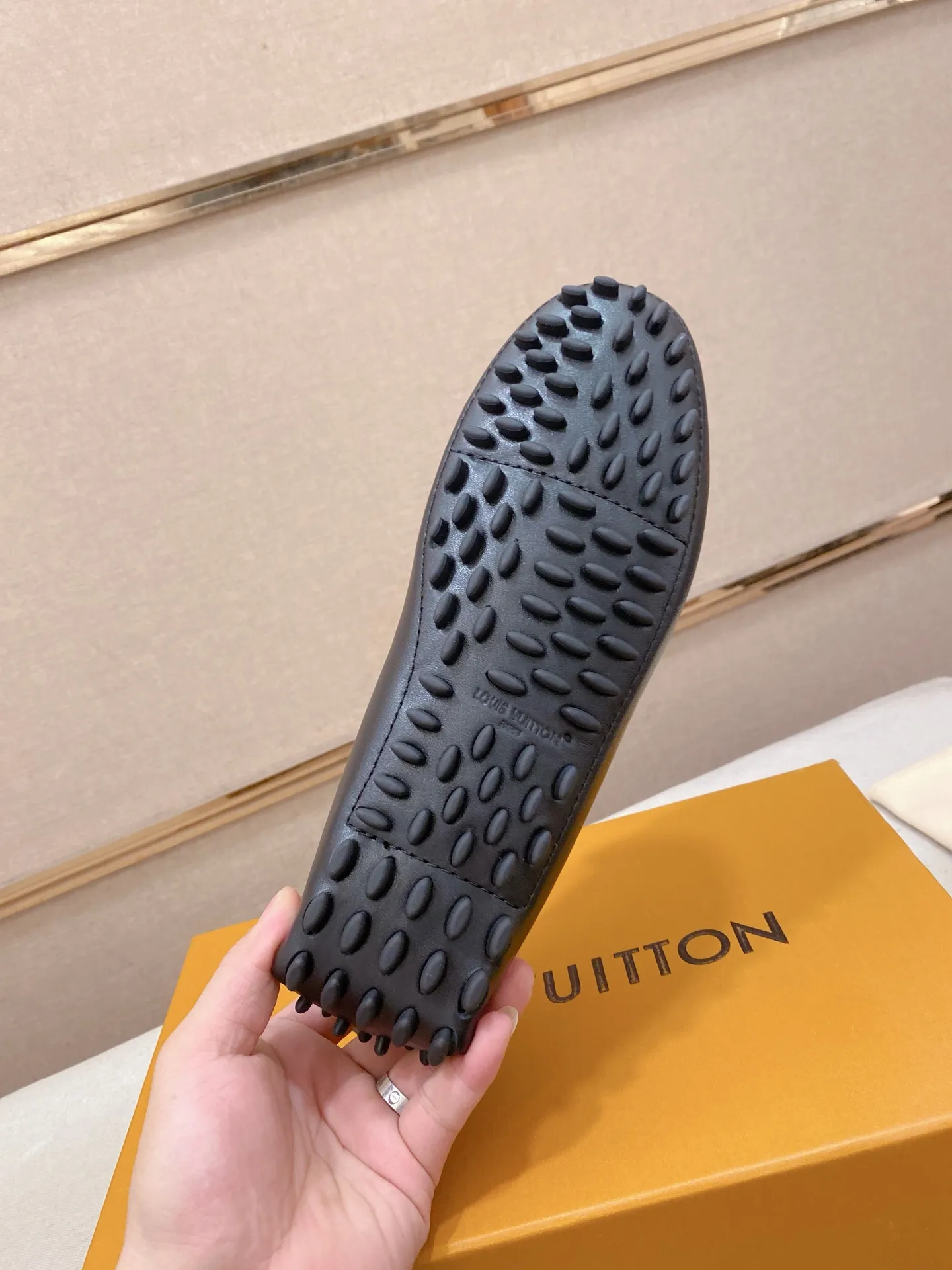 Factory price: 500💰High-end quality! LV 🆕🆕Exclusive hot-selling products in stock🔥🔥New products on the shelves, high-quality Ferragamo men's pea shoes, high-end casual driving shoes, with complete packaging! 💪 💪 Material: imported first-layer cowhide 🐂 + imported high-quality buffalo leather lining + wear-resistant outsole 👍🏻👍🏻 Features: high-end and comfortable, purely handmade 🚀 🚀 Create the perfect shoes that suit you best 🔥 🔥 Size: (38-44) 45 standard size can be customized!